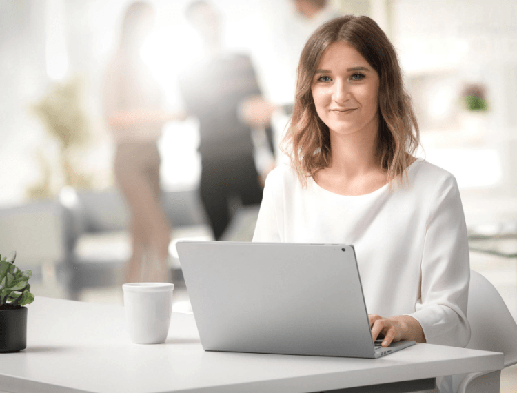 Frau mit Laptop am Schreibtisch